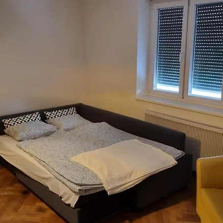 Living In The Heart Of Γκρατς